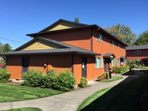 Lincoln Court Apartments in Fairview, OR - Building Photo - Building Photo