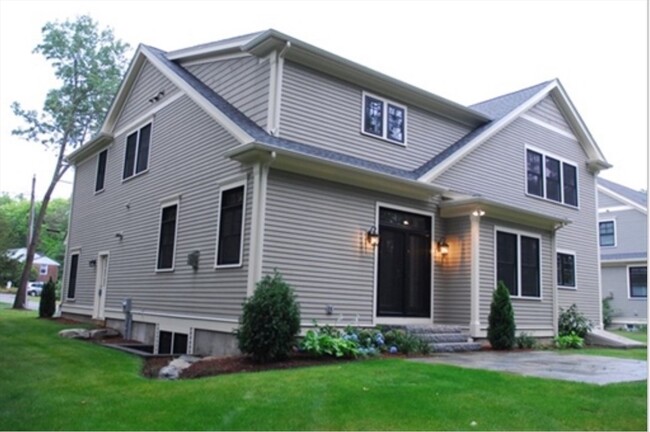 111 Laconia St in Lexington, MA - Foto de edificio - Building Photo