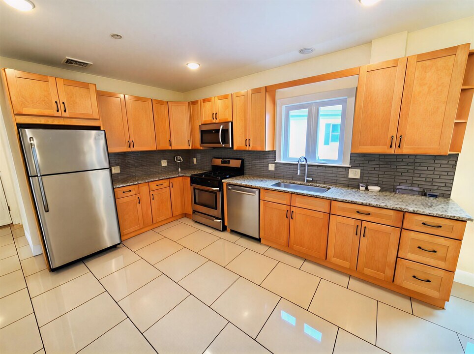 159 Elm St, Unit 1 in Everett, MA - Building Photo