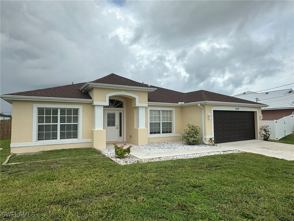 1334 NW 15th Pl in Cape Coral, FL - Foto de edificio
