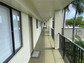 2205 S Cypress Bend Dr in Pompano Beach, FL - Building Photo - Building Photo
