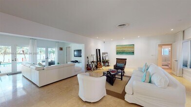 6015 Pine Tree Dr in Miami, FL - Building Photo - Building Photo