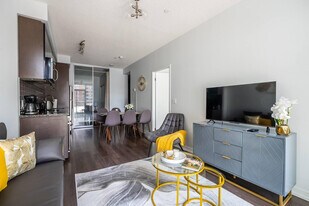 117 Eglinton Ave E in Toronto, ON - Building Photo