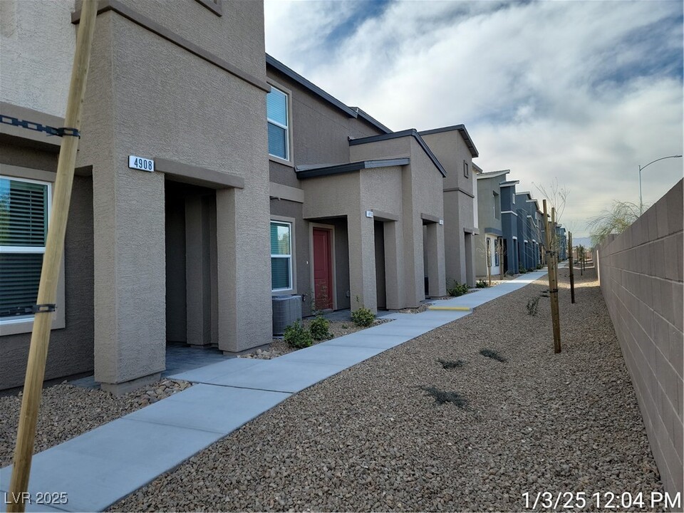 4916 Chapin Mesa Ave in Enterprise, NV - Building Photo