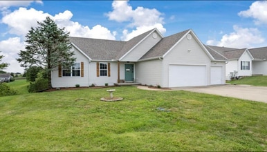 470 Pleasant Lake Dr in Jackson, MO - Foto de edificio - Building Photo