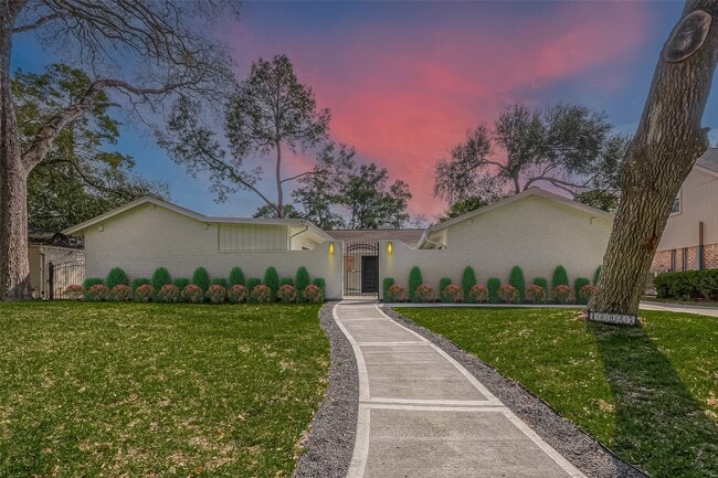 10027 Lynbrook Dr in Houston, TX - Foto de edificio - Building Photo