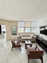 905 Brickell Bay Dr in Miami, FL - Building Photo - Building Photo