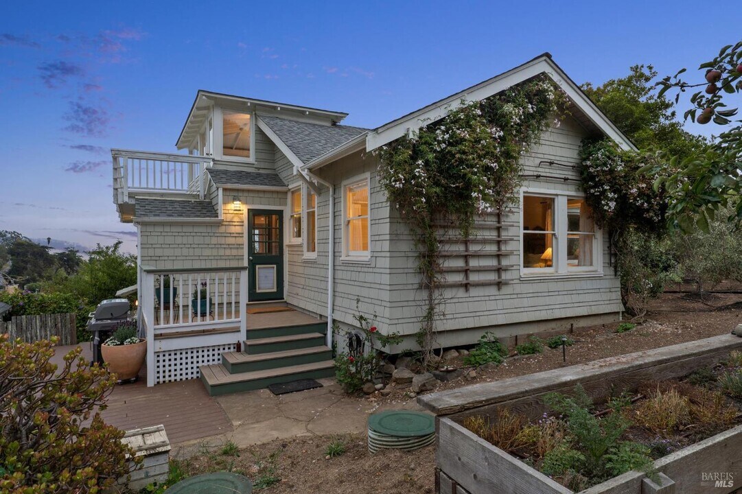 40 Laurel Ave in Stinson Beach, CA - Building Photo