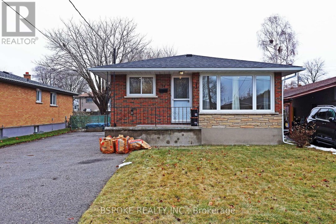 74 Valdez Ct in Oshawa, ON - Building Photo