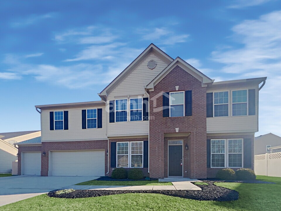 4157 S Woodtrail Ln in New Palestine, IN - Foto de edificio