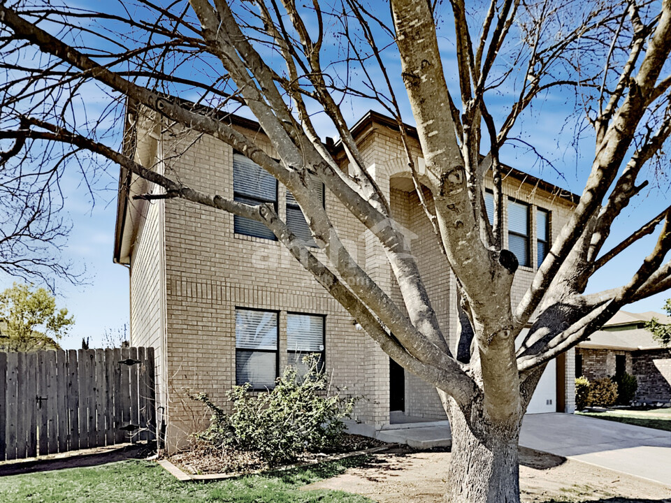 7815 Fossil Banks in San Antonio, TX - Building Photo