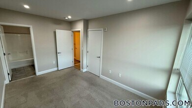 75 S Main St, Unit 514 in Attleboro, MA - Foto de edificio - Building Photo