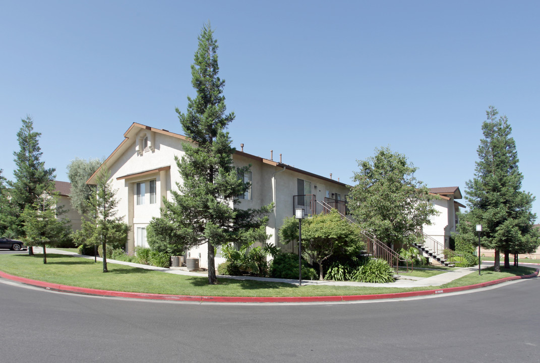 West Pointe Apartments in Fresno, CA - Building Photo