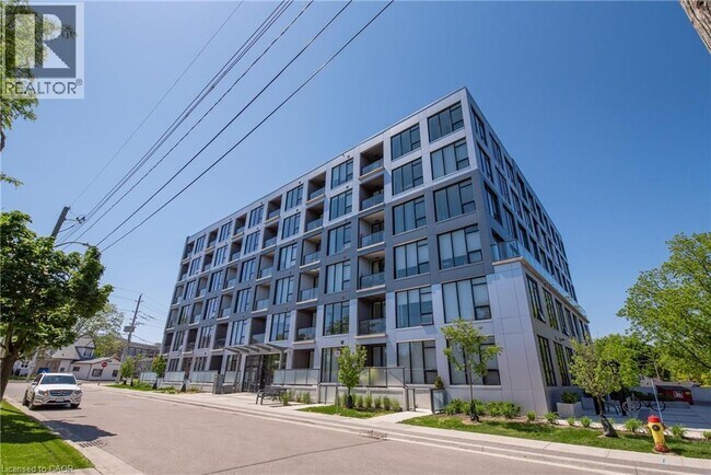 690 King St W in Kitchener, ON - Building Photo - Building Photo