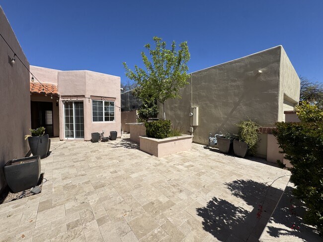 property at 6730 N Calle De Calipso