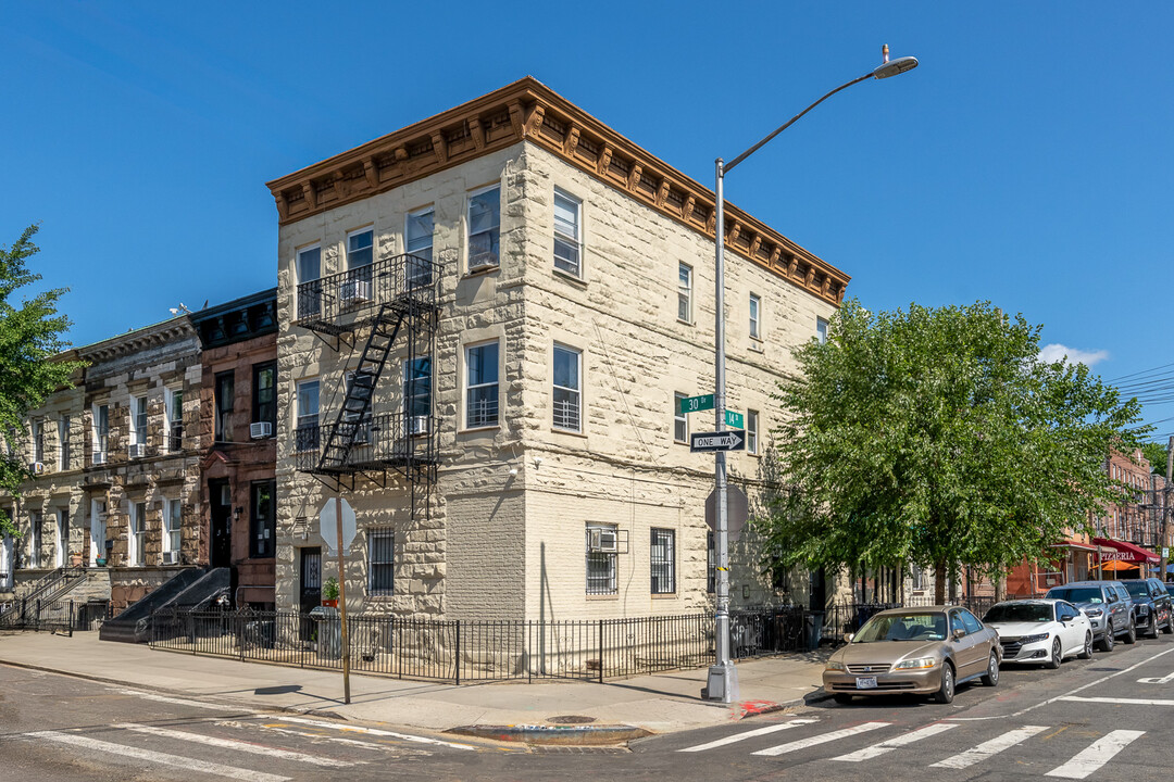 3066 14th St in Astoria, NY - Building Photo