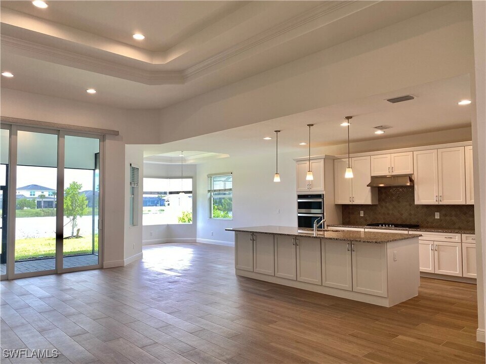9046 Montserrat Dr in Naples, FL - Building Photo