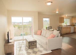 Jackson Apartments in Seaside, OR - Building Photo - Interior Photo