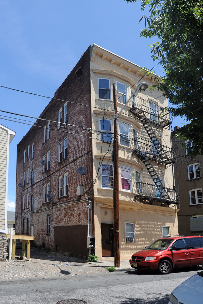 137 Governor St in Paterson, NJ - Building Photo - Building Photo