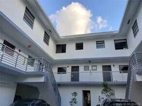 235 Antilla Ave-Unit -8 in Coral Gables, FL - Foto de edificio - Building Photo