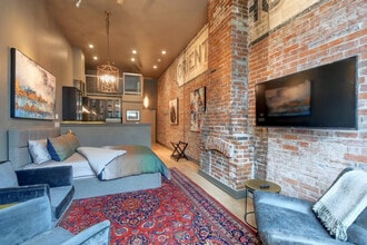 562 Yates St in Victoria, BC - Building Photo - Building Photo