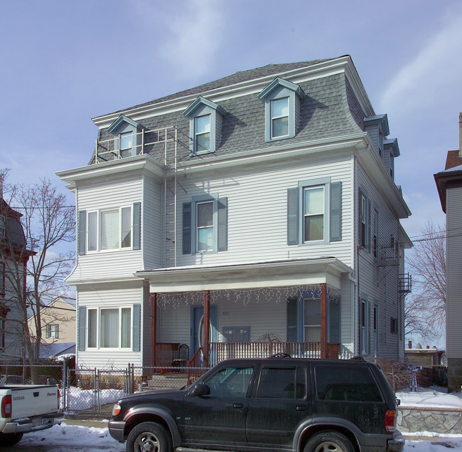 805 2nd St in Fall River, MA - Foto de edificio - Building Photo