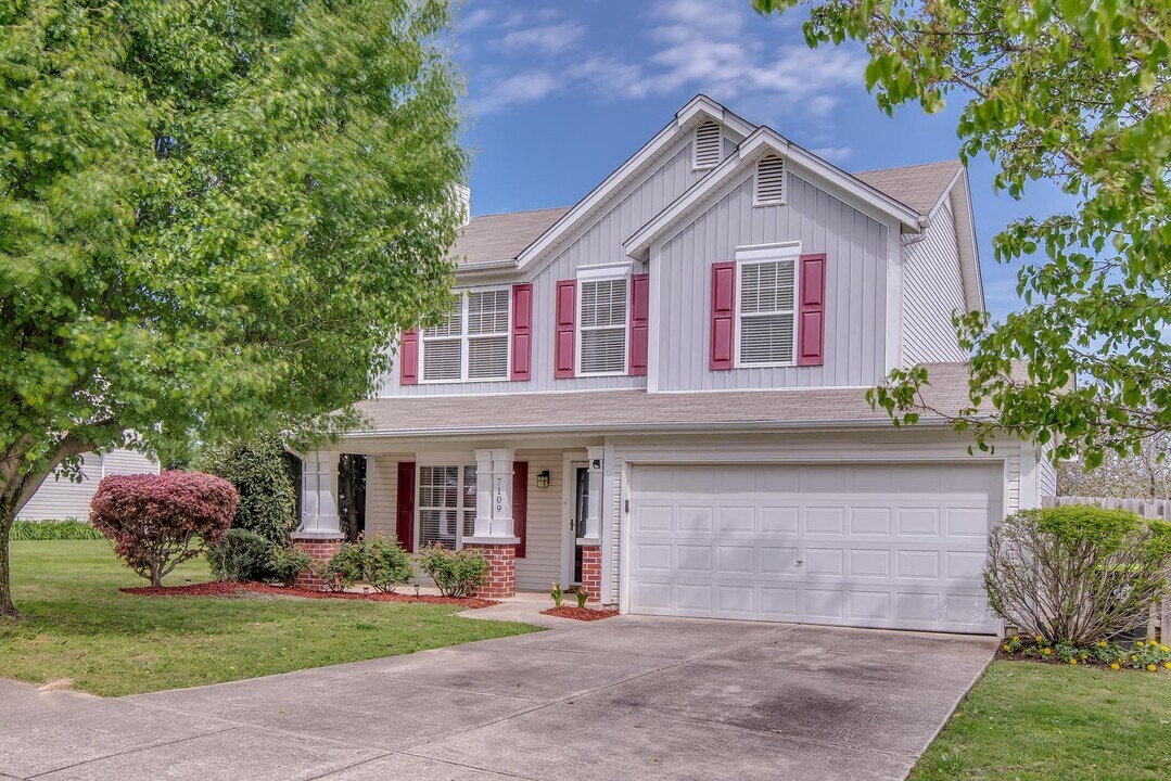 7109 Commonwealth Cir in Nashville, TN - Foto de edificio
