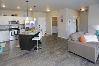 Stonemill Signature in Moorhead, MN - Building Photo - Interior Photo