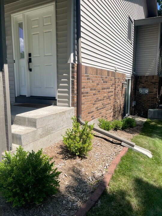 9631 Hampshire Ln in Eden Prairie, MN - Building Photo