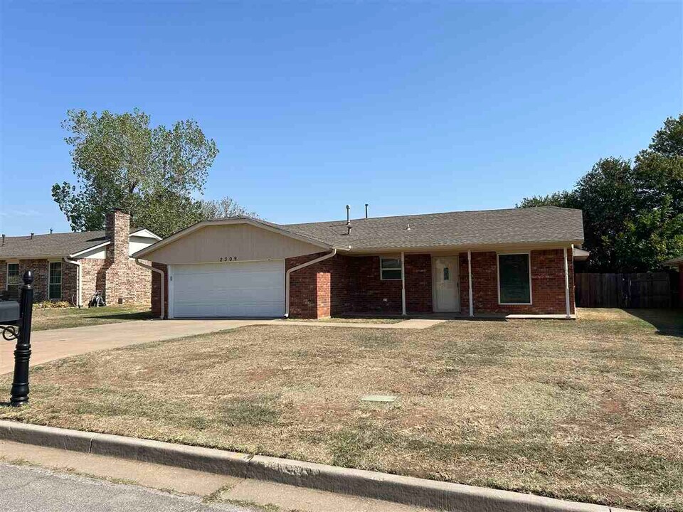 2309 NW Terrace Hills Blvd in Lawton, OK - Building Photo