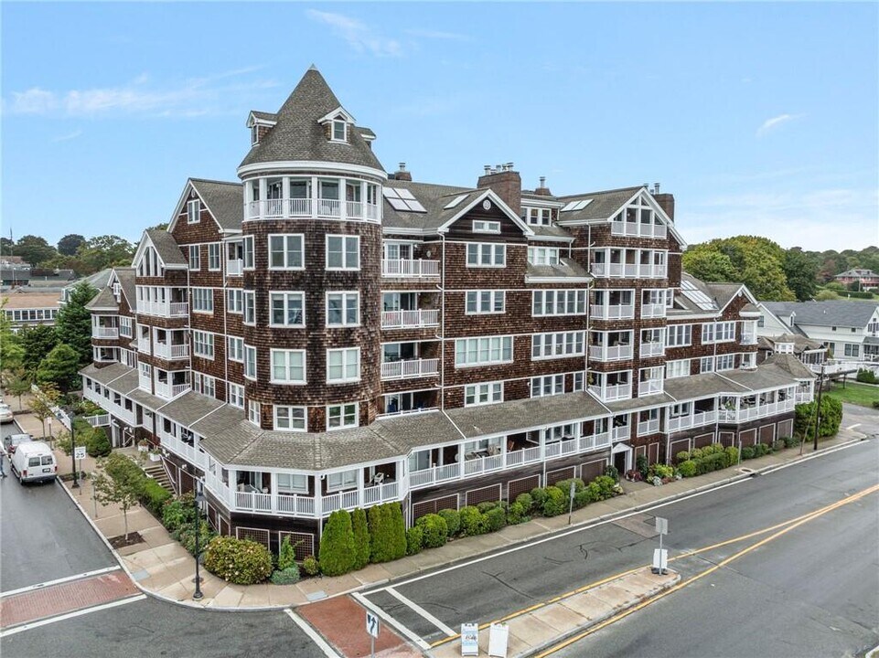 53 Conanicus Ave in Jamestown, RI - Building Photo
