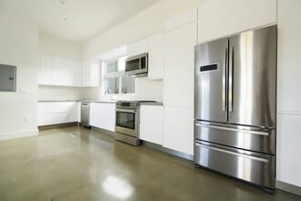2496 S CENTINELA Ave in Los Angeles, CA - Foto de edificio - Building Photo