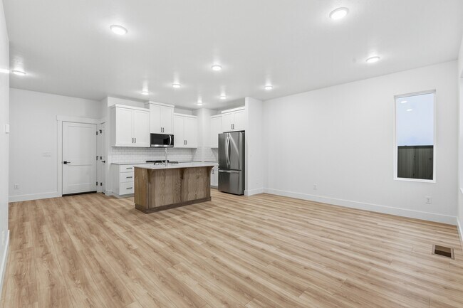 2144 E Deep Purple Ln in Meridian, ID - Building Photo - Building Photo