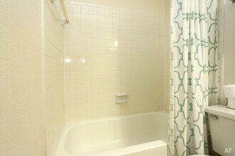 10401 N Lamar Blvd, Unit B201 in Austin, TX - Building Photo - Building Photo