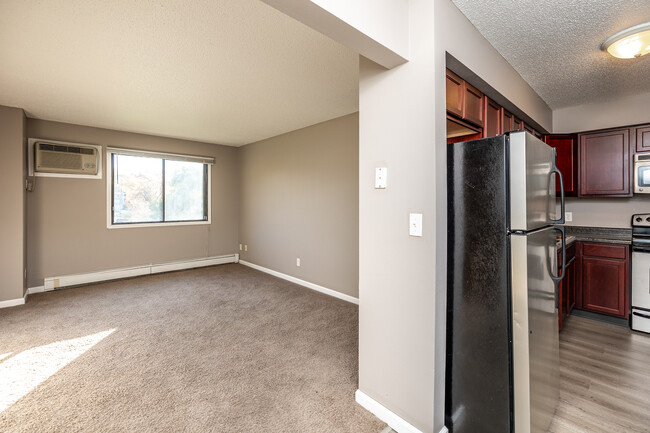 902 North Dodge Street Apartments in Iowa City, IA - Building Photo - Interior Photo