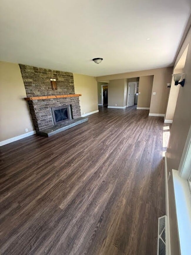 3313 BURNSTIEN Rd in Auburn, IL - Building Photo - Building Photo