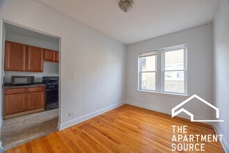 2004 W Jarvis Ave in Chicago, IL - Foto de edificio - Building Photo