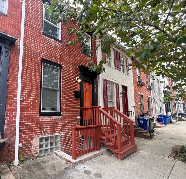 1011 Hollins St in Baltimore, MD - Building Photo - Building Photo