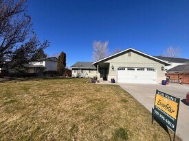 2321 Hummingbird Ln in West Richland, WA - Building Photo