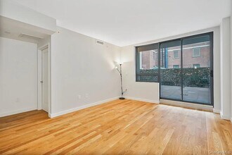 106-20 70th Ave in Queens, NY - Foto de edificio - Building Photo