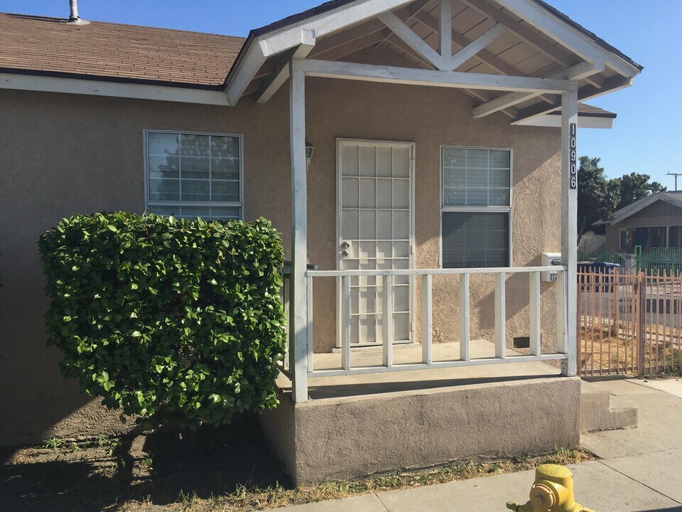10906 Ramona Blvd in El Monte, CA - Building Photo