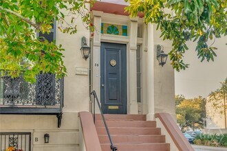 25 W Perry St in Savannah, GA - Building Photo - Building Photo