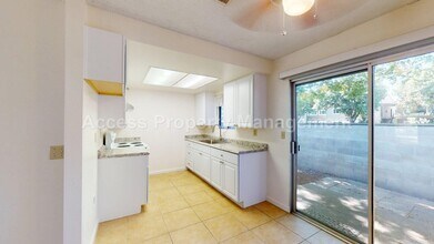 3002 Lake Park Ct in Modesto, CA - Building Photo - Building Photo