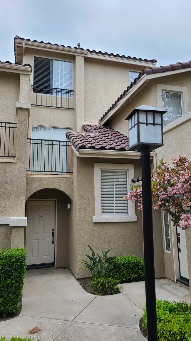 1305 Elk Grove in Irvine, CA - Foto de edificio - Building Photo