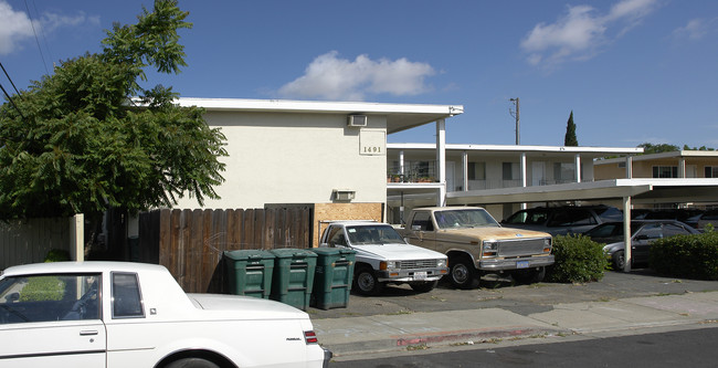 1491 Bassett Dr in Concord, CA - Foto de edificio - Building Photo