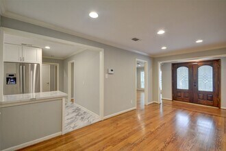 5604 Whitehaven St in Bellaire, TX - Building Photo - Building Photo