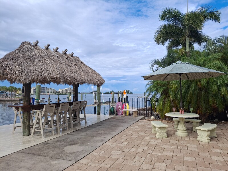 1 Harbor Dr in Hudson, FL - Building Photo