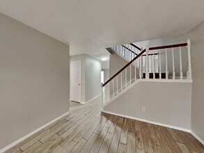 5711 Wynberry Dr in Houston, TX - Foto de edificio - Building Photo