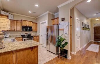 204 Tivoli Ln in Maumelle, AR - Foto de edificio - Building Photo