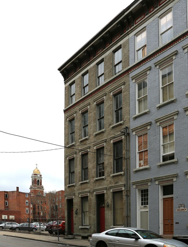 311 E 13th St in Cincinnati, OH - Foto de edificio - Building Photo